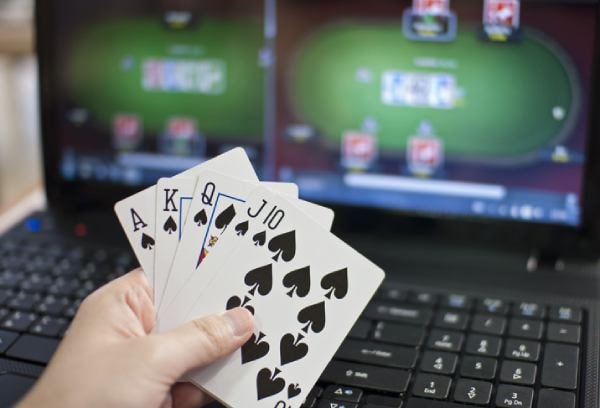 Antarmuka aplikasi topanhoki menampilkan menu sportsbook, live dealer, dan slot di perangkat mobile